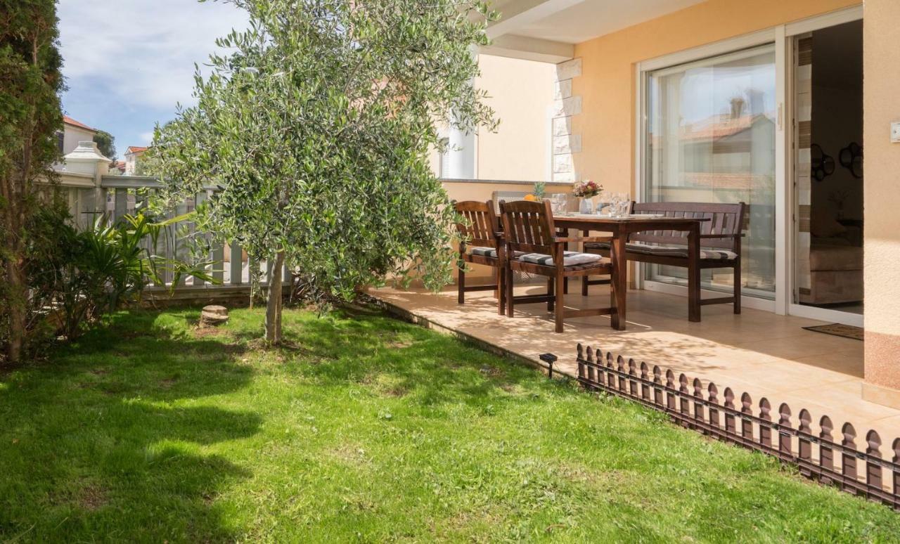 Spacious Apartment With The Garden, Near The Sandy Beach Медулин Екстериор снимка